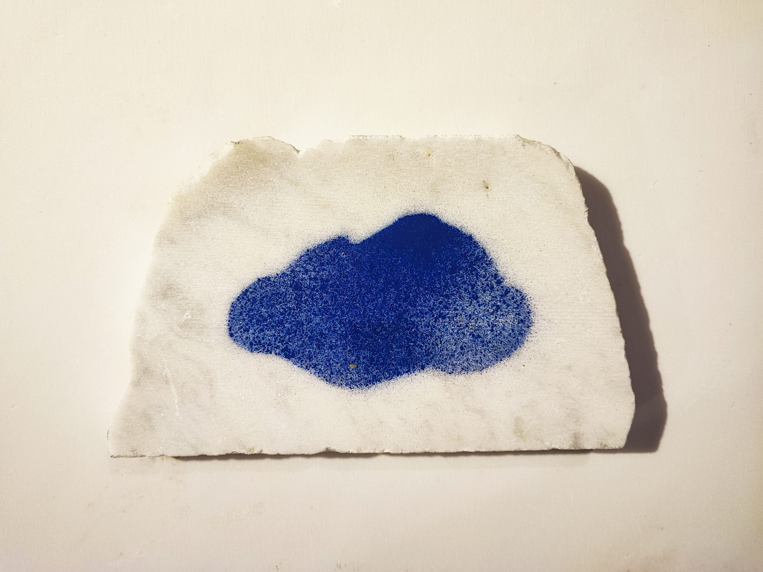 Nuvoletta su marmo_2023_Antonello Ghezzi_10x16x2 cm, paint on marble_ph credit AG